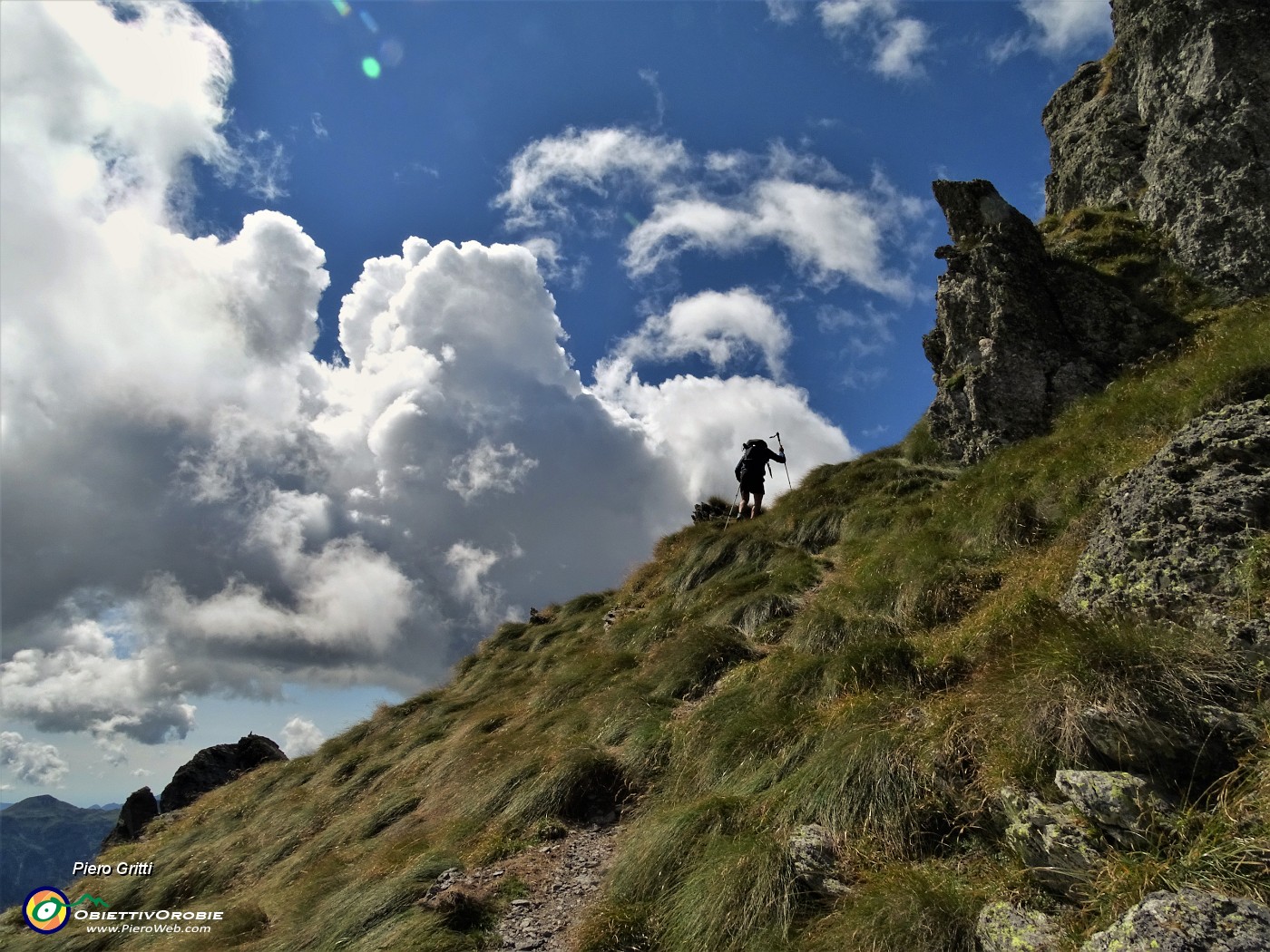 64 Saliamo verso la cima del Ponteranica centrale, che,  rocciosa ed impervia,  non saliamo.JPG